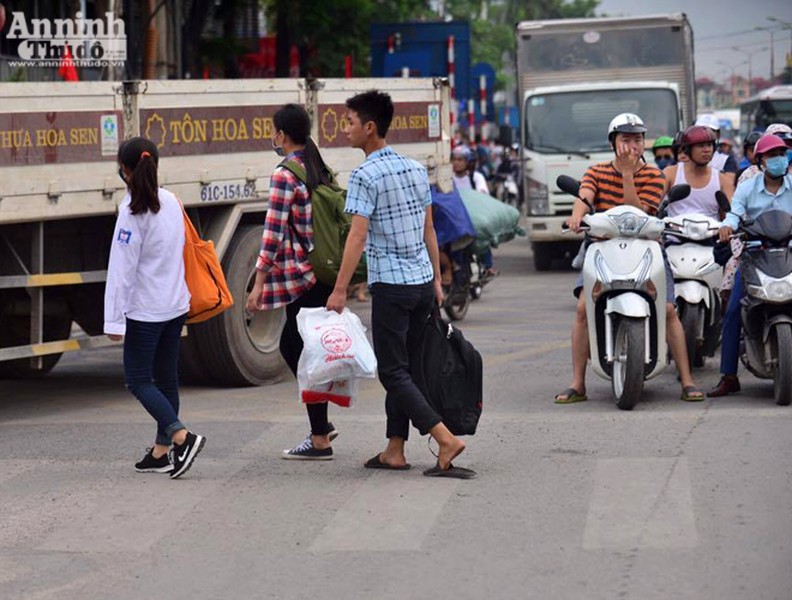 Người dân ùn ùn đổ về Hà Nội sau kỳ nghỉ lễ